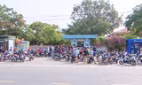 Sáng ngày 31/1, nhiều công nhân đến Cty TNHH Giày da Mỹ Phong để nhận tiền kết thúc hợp đồng lao động 