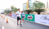 Biên tập viên Nguyễn Tuấn Đạt hóa trang thành cậu học sinh trẻ măng khi tham dự cự ly marathon tại giải Tiền Phong marathon năm 2018 tại TP Buôn Ma Thuột ảnh: Như Ý