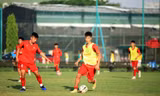 Văn Trường (áo vàng) trong buổi tập chiều 21/6