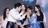 Hùng Huỳnh hóa công tước ở fan meeting, Hòa Minzy và ERIK bất ngờ xuất hiện
