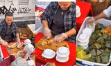 Quầy bánh mì "cắt" ven đường đông kín khách, cách ăn khiến hội niềng răng rất mê