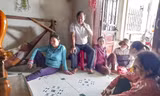 Người thân, hàng xóm đến hỏi thăm về tình hình của thuyền viên Trương Văn Sinh. Ảnh: Trương Định