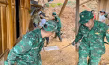 Bộ đội, công an giúp dân khắc phục hậu quả lũ quét