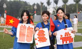 Người dân đổ về Quảng trường Hồ Chí Minh xem lễ diễu binh, diễu hành sáng 30/4