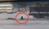 Xe tải cán nát xe máy, tài xế Grabbike thoát chết ngoạn mục như phim