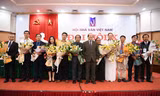 Ông Hữu Thỉnh giao lại ghế Chủ tịch Hội cho nhà văn Nguyễn Quang Thiều. Ảnh: KỲ SƠN