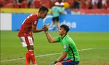 Trận bán kết "điên rồ" ở AFF Cup: Xem tiền đạo Singapore làm thủ môn, bắt bóng vẫn “chất”
