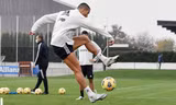 Chờ trận Bồ Đào Nha, fan nhớ lần Cristiano Ronaldo thực hiện 4 “tuyệt chiêu” trong 5 giây