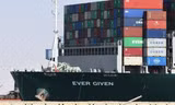 Hình ảnh mới nhất của tàu Ever Given: “Bỏ chặn” kênh đào Suez, giờ Ever Given đang ở đâu?