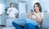 Con gái 37 tuổi đi chơi với bạn trai vẫn bị bố mẹ hộ tống, netizen phản ứng ra sao?