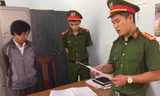 Công an đọc lệnh bắt tại trụ sở UBND xã Hòa An