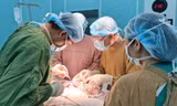 Các bác sĩ phẫu thuật cấp cứu cho bệnh nhân.
