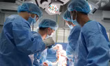 Các bác sĩ phẫu thuật ghép xương cho bệnh nhân.
