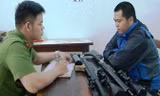 Lê Đức Quốc Bảo cùng tang vật “hàng nóng” tại cơ quan công an TT-Huế. 