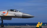 Một máy bay J-15 trên boong tàu sân bay Liêu Ninh. Tàu này được mở cửa cho người dân vào tham quan lần đầu tiên vào cuối tuần qua tại Hong Kong. Ảnh: Xinhua.