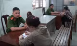 Lực lượng chức năng làm việc với hai bảo mẫu của cơ sở nghi có hành vi bạo hành trẻ.