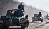 Quân đội Ukraine di chuyển pháo tự hành tại Artemivsk (Donetsk) hôm 21/2. Ảnh: Reuters. 