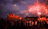 Người dân Australia đứng xem pháo hoa tại cầu cảng Darling.