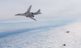 Tu-160 Nga (trái) chạm mặt hai chiến đấu cơ Rafale và Mirage của Pháp. Ảnh: Zone militaire