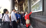 Thanh niên Trung Quốc tham quan Chùa Bái Đính