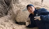 Nam thanh niên 'đỡ đẻ' cho rùa