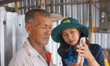 Chiến sĩ tình nguyện cài đặt VNeID cho đồng bào Khmer