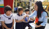 Tặng quà học sinh