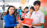  Bí thư T.Ư Đoàn tặng quà Tết cho thiếu nhi An Giang