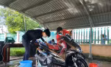 Đoàn viên thanh niên rửa xe gây quỹ mua vắc xin phòng COVID - 19 