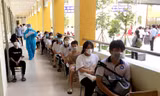 Học sinh chờ tiêm vắc xin tại Sóc Trăng