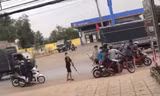 Hai nhóm học sinh cầm hung khí hỗn chiến trên đường.