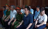 Các bị cáo trong phiên tòa. Ảnh: Tân Châu.