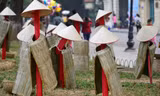 Áo tơi, đồ gốm nhiều màu sắc trên phố đi bộ