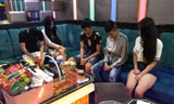 Các đối tượng đang "phê" ma túy tại quán karaoke. Ảnh: Công an cung cấp