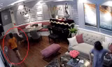 Hình ảnh nữ giúp việc (áo cam) ra khỏi nhà. Ảnh trích xuất camera