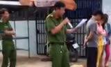 Công an thị trấn Dương Đông được cho là đưa 3 người ra vỉa hè để công khai hành vi liên quan đến mua, bán dâm. Ảnh cắt từ clip