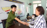 Công an phường Mỹ An (quận Ngũ Hành Sơn, TP Đà Nẵng) xin lỗi bà Khả sáng 3/12. Ảnh: Thanh Trần.