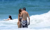 Alessandra Ambrosio bikini gợi cảm, tính tứ bạn trai trên biển