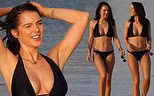 Helen Flanagan thả dáng tuyệt đẹp trên bãi biển với bikini 2 mảnh