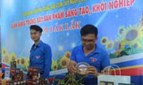 Gian hàng trừng bày sản phẩm khởi nghiệp của thanh niên