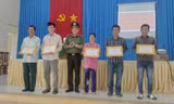 Khen thưởng 5 người nhặt và nộp lại ma túy trôi dạt vào bờ biển