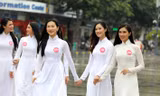 Thí sinh Hoa hậu khiến du khách ngẩn ngơ trên phố đi bộ