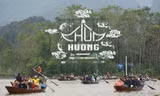 Mùng 2 Tết: Chùa Hương đón hơn 2 vạn khách