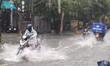 Mưa lớn ở TP.HCM ngày đầu tuần, nhiều tuyến đường ngập lênh láng