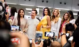 Sau ồn ào với fan Việt, ông Nawat gây tranh cãi vì hành động không đẹp với đương kim Miss Grand International