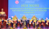 Lãnh đạo chủ chốt thành phố Bắc Giang, thị xã Chũ và huyện Lục Ngạn theo đề án nhận hoa chúc mừng tại hội nghị công bố sắp xếp đơn vị hành chính tỉnh Bắc Giang.