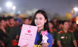 Một đoàn viên được tuyên dương thanh niên tiến tiến làm theo lời Bác. Ảnh: Nguyễn Thắng