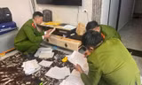 Cơ quan Công an khám xét tại nhà đối tượng Dương Thị Du. Ảnh: Công an tỉnh Bắc Giang