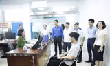 Thanh niên Công an tỉnh Bắc Ninh hướng dẫn người dân thủ tục hành chính ngày thứ Bảy. Ảnh: Nguyễn Thắng