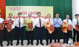 Chủ tịch UBND tỉnh Bắc Ninh Vương Quốc Tuấn (ở giữa) trao quyết định bổ nhiệm các Phó Giám đốc Sở Nội vụ tỉnh Bắc Ninh.